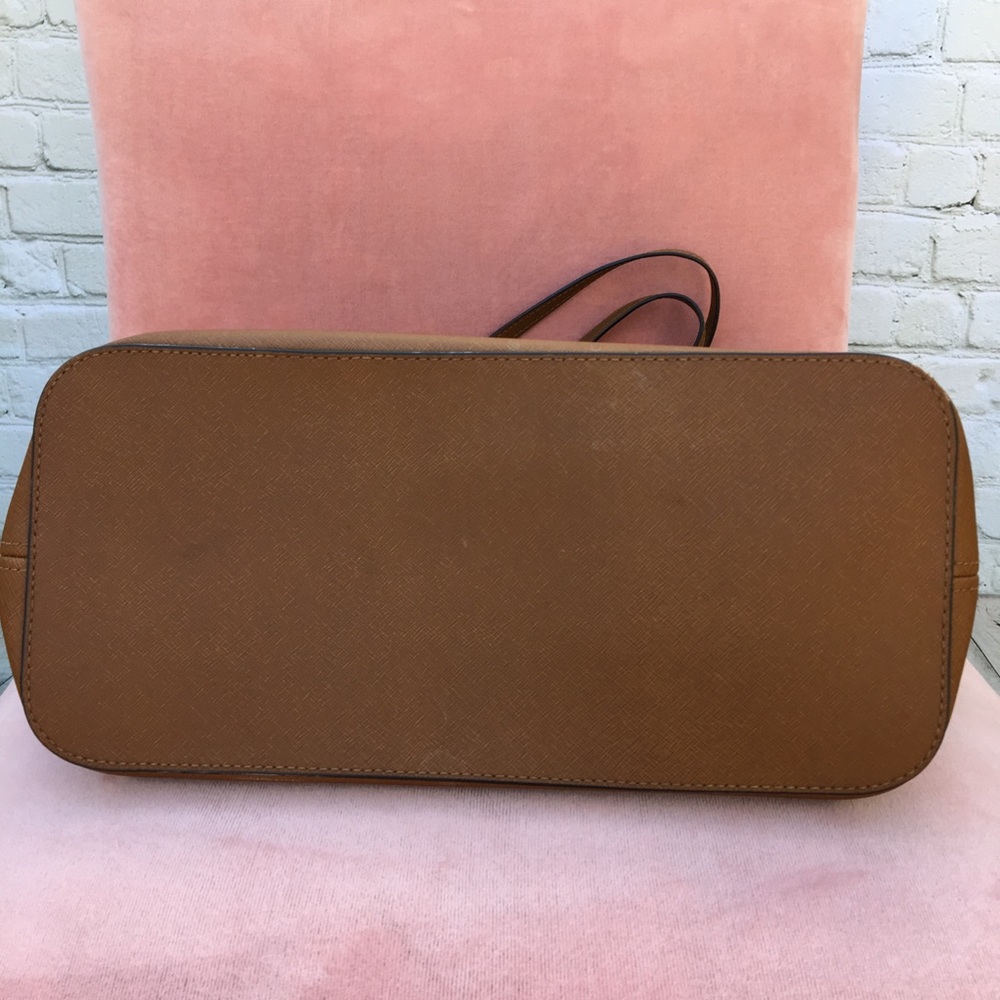 **SOLD**Host Pick! Michael Kors Saffiano Jet Set - Picture 6 of 8